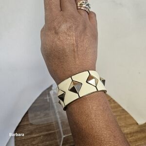 Vintage Cream and Gold-tone Accent Stretch Bracelet